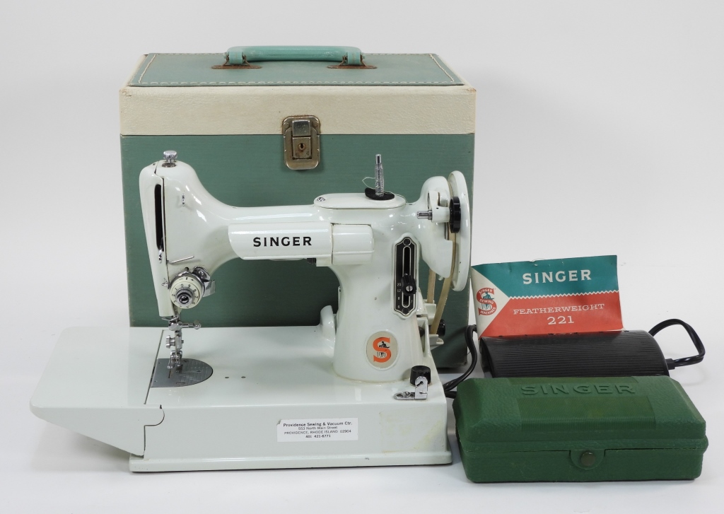 Appraisal: SINGER FEATHERWEIGHT K SEWING MACHINE England Includes a white featherweight