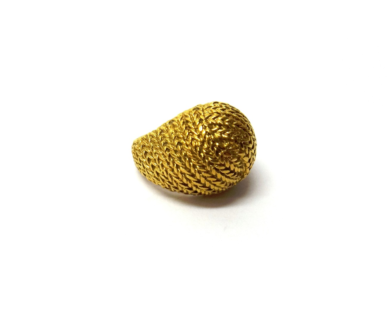 Appraisal: An ct gold ring in a bombe herringbone linkage cast