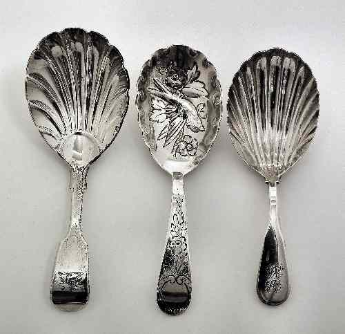 Appraisal: A Victorian silver fiddle pattern caddy spoon with oval scalloped