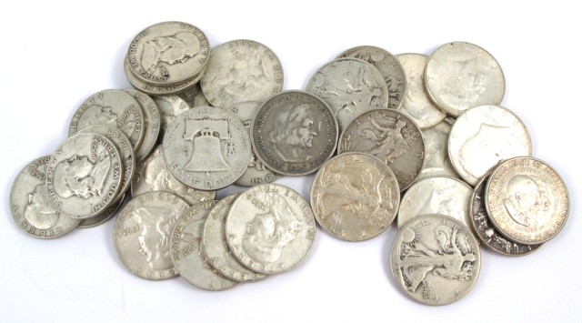 Appraisal: THIRTY-TWO U S SILVER HALF DOLLARS The lot includes commemoratives