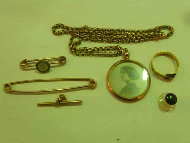 Appraisal: A SMALL COLLECTION OF MISCELLANEOUS including a Victorian bar brooch