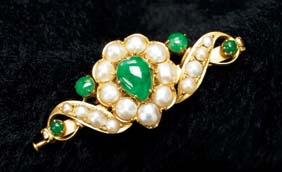 Appraisal: CHINESE GOLD JADE AND PEARL BROOCH K Chinese yellow gold