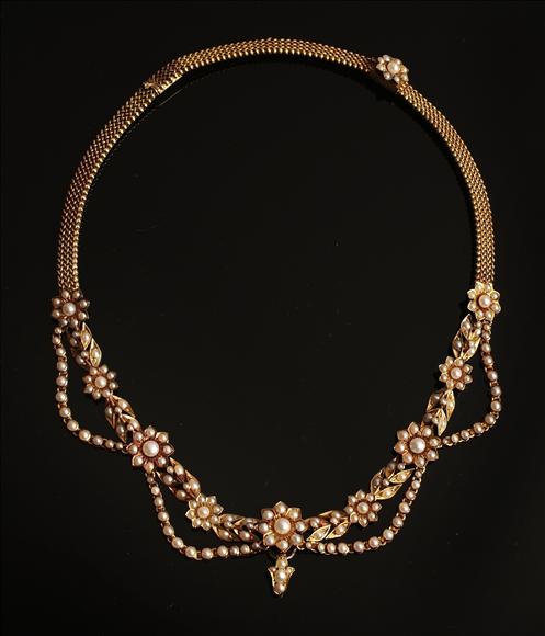 Appraisal: An Edwardian half pearl necklace circa the front with festoons