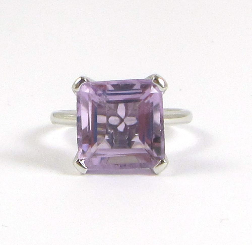 Appraisal: AMETHYST AND FOURTEEN KARAT WHITE GOLD RING The solitaire ring