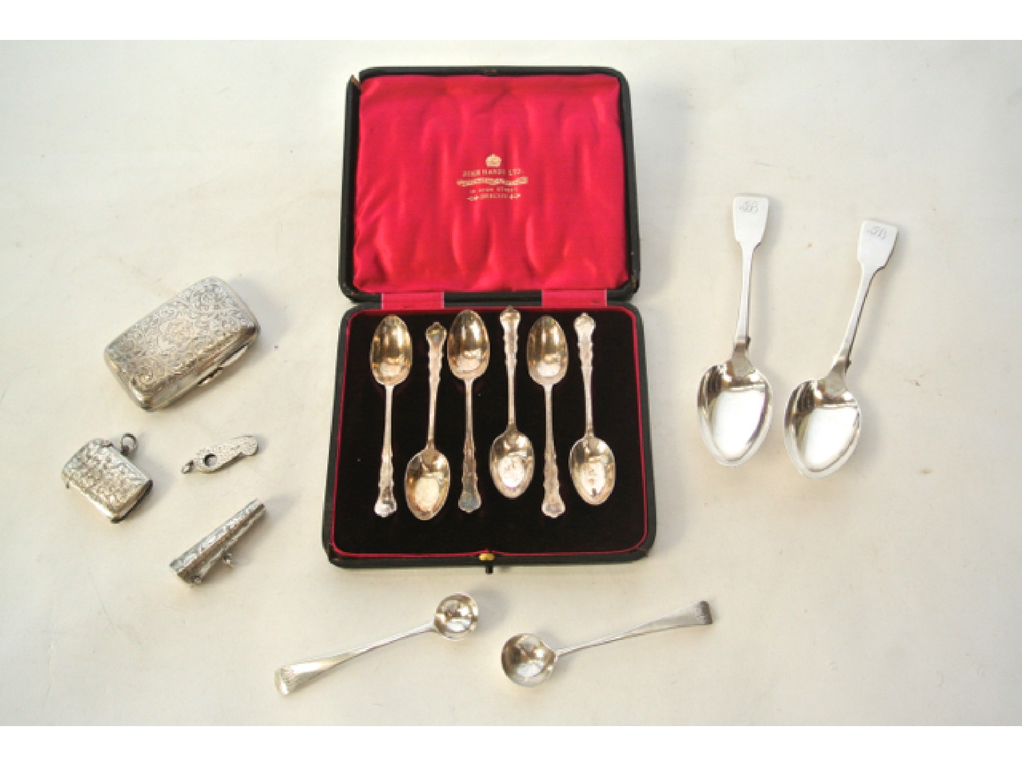 Appraisal: A pair of George IV silver Fiddle pattern dessert spoons