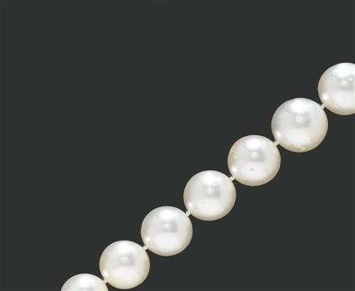 Appraisal: PEARL NECKLACE Fastener white gold Elegant necklace of graduated South