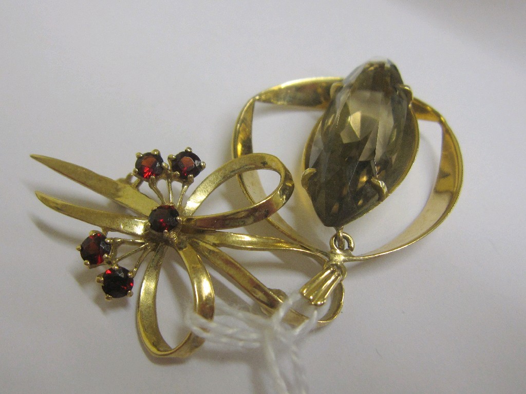 Appraisal: Lot comprising ct gold garnet set bow brooch and a