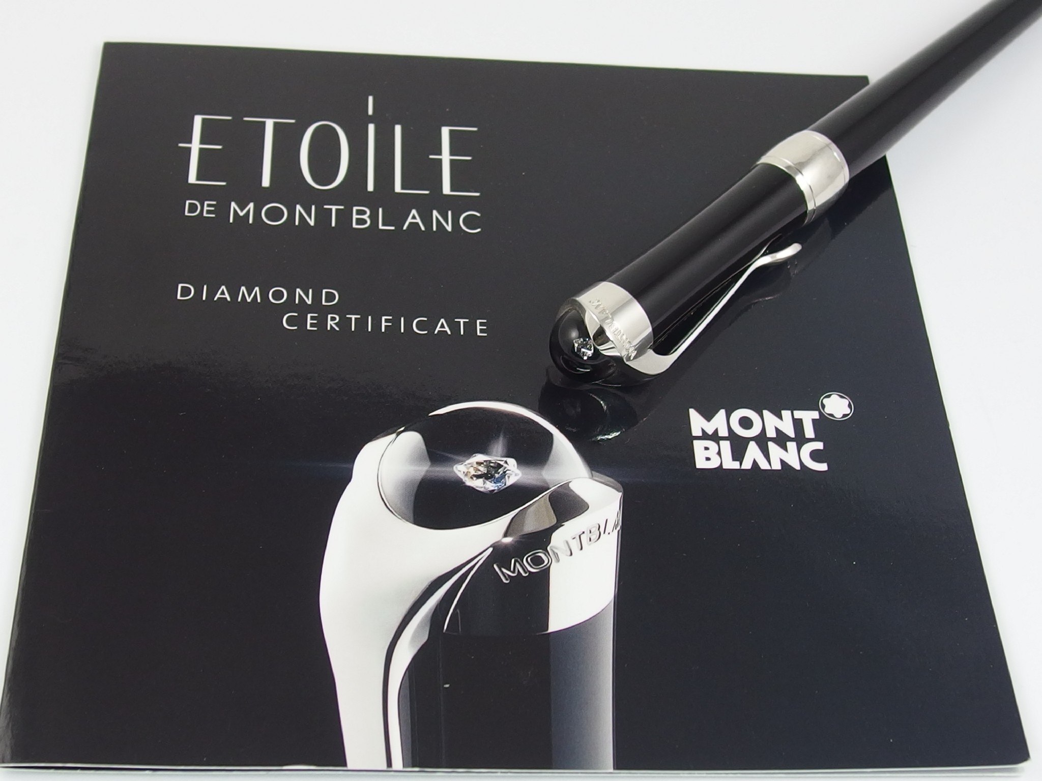 Appraisal: A diamond set Mont Blanc Etoile roller ball penthe cap