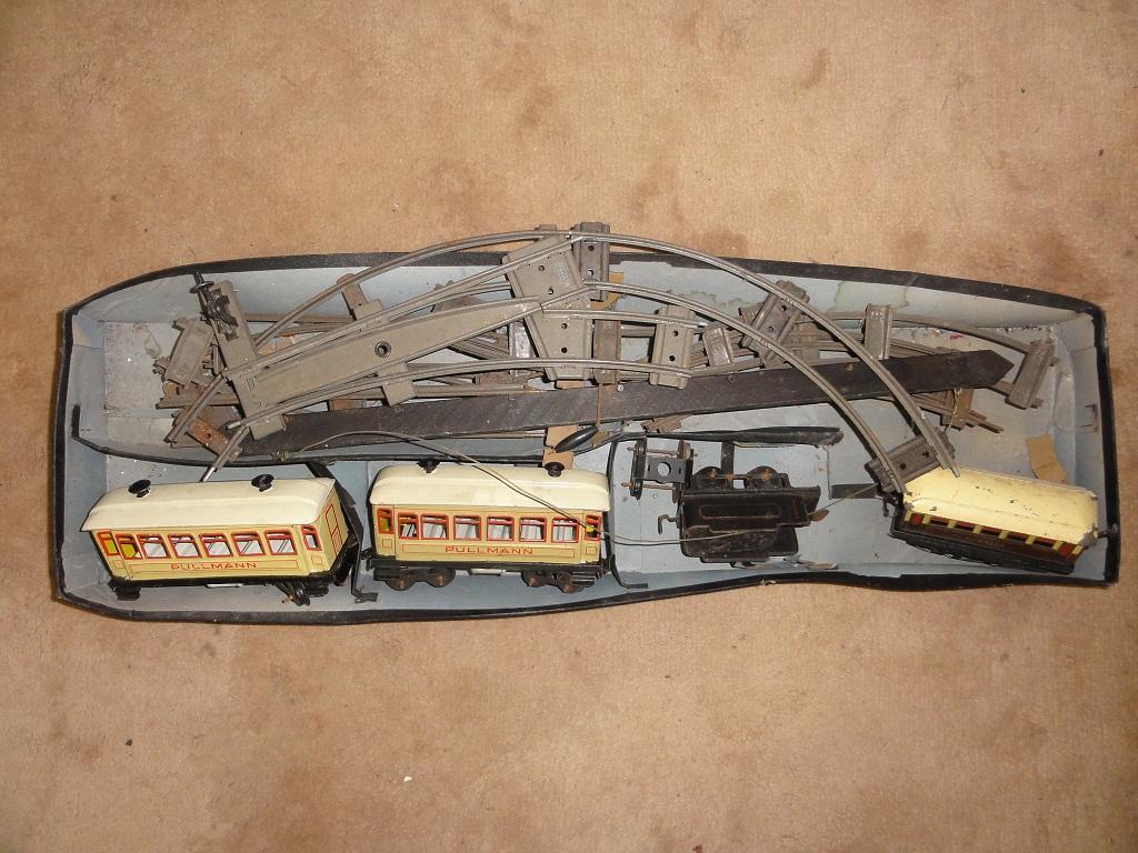 Appraisal: A German JAL train set including two Pullman a tender