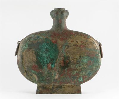 Appraisal: A Chinese bronze bianhu vase with a garlic mouth the