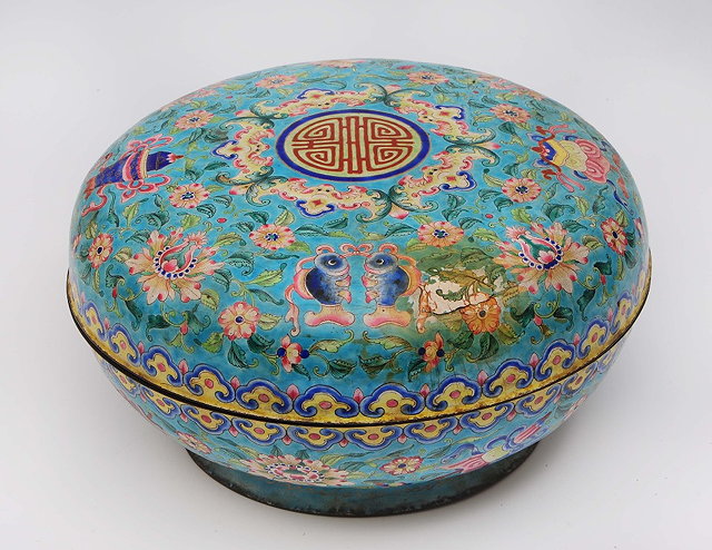 Appraisal: A Chinese Canton enamel bowl and cover th Centuryhaving an