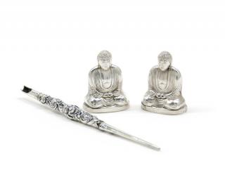 Appraisal: A PAIR OF JAPANESE EXPORT SILVER SALT AND PEPPER SHAKERS