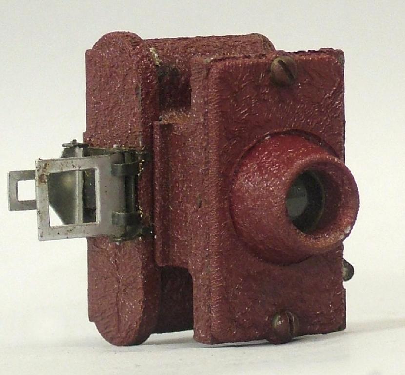 Appraisal: The Merlin' miniature camera with cast iron red crackle finish