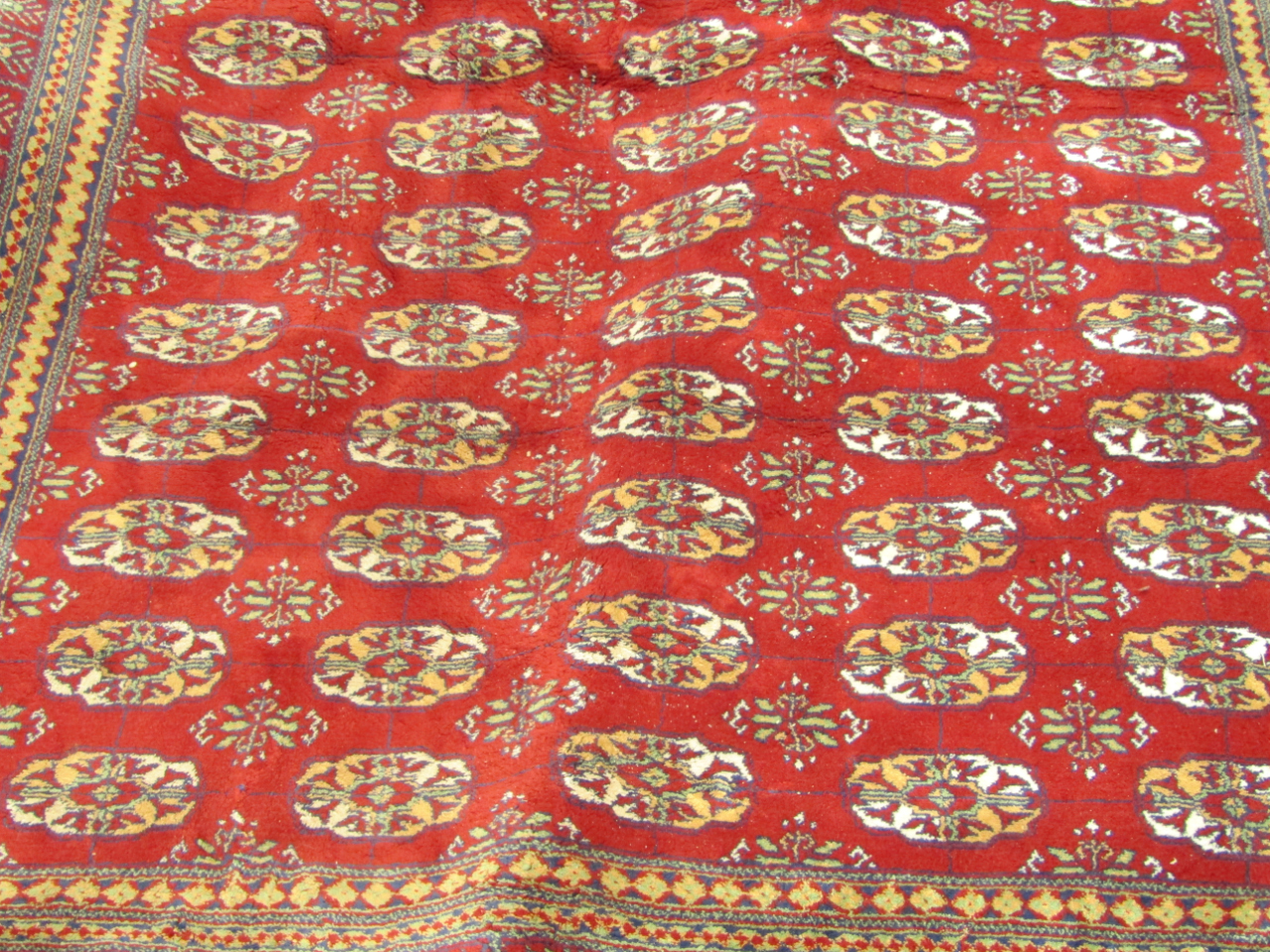 Appraisal: A Shiraz rug decorated with geometric motifs against a red