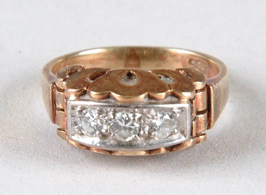 Appraisal: K GOLD AND DIAMOND LADIES RING Three full cut diamonds