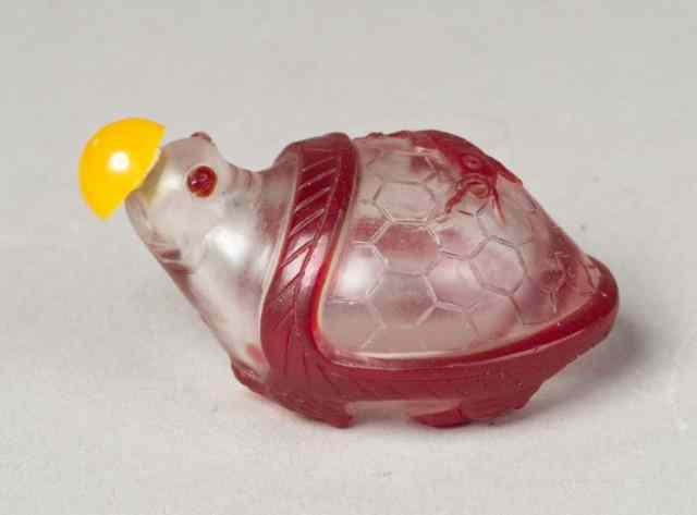 Appraisal: A Chinese Peking Glass Snuff BottleFinely molded in the shape