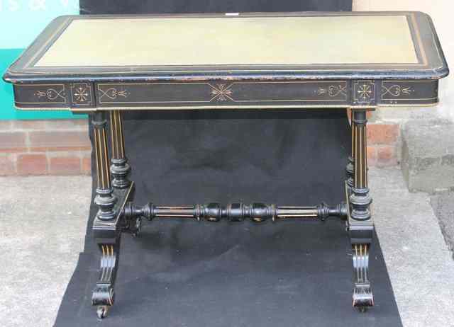 Appraisal: A VICTORIAN EBONISED CENTRE TABLE with inset leather top turned