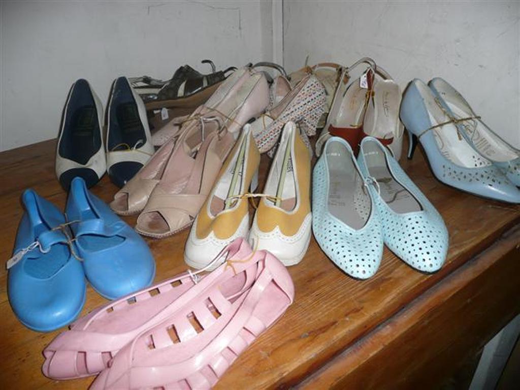 Appraisal: A quantity of ladies summer and beach shoes - various