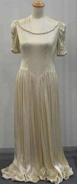 Appraisal: Evening dress in cream silk satin with buttoned back circa