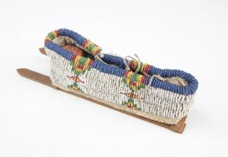 Appraisal: A miniature beaded cradle board with Skookum doll Early th