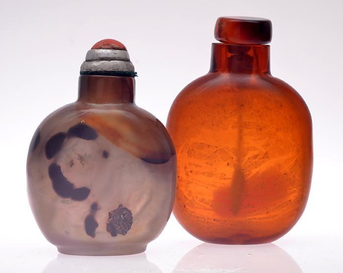 Appraisal: AN AGATE SNUFF BOTTLE WITH CORAL STOPPER TOGETHER WITH AN