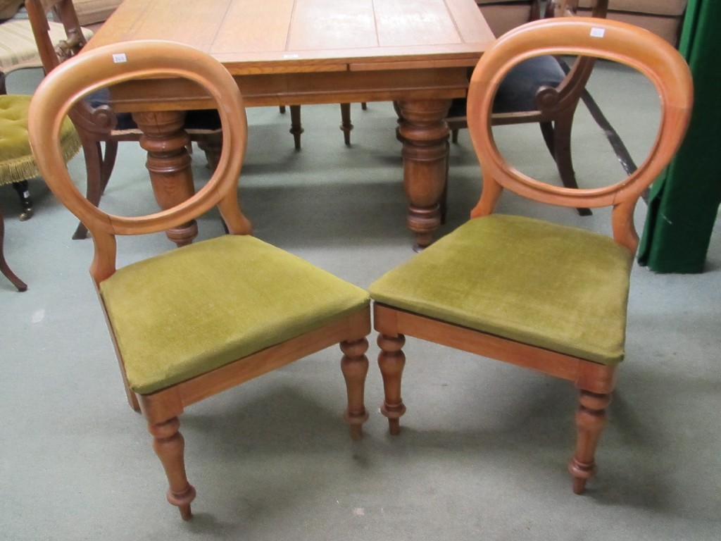 Appraisal: Set of four Victorian balloon back dining chairs and a