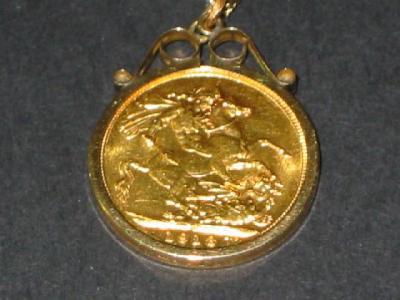 Appraisal: A GOLD SOVEREIGN dated in ct gold pendant mount on