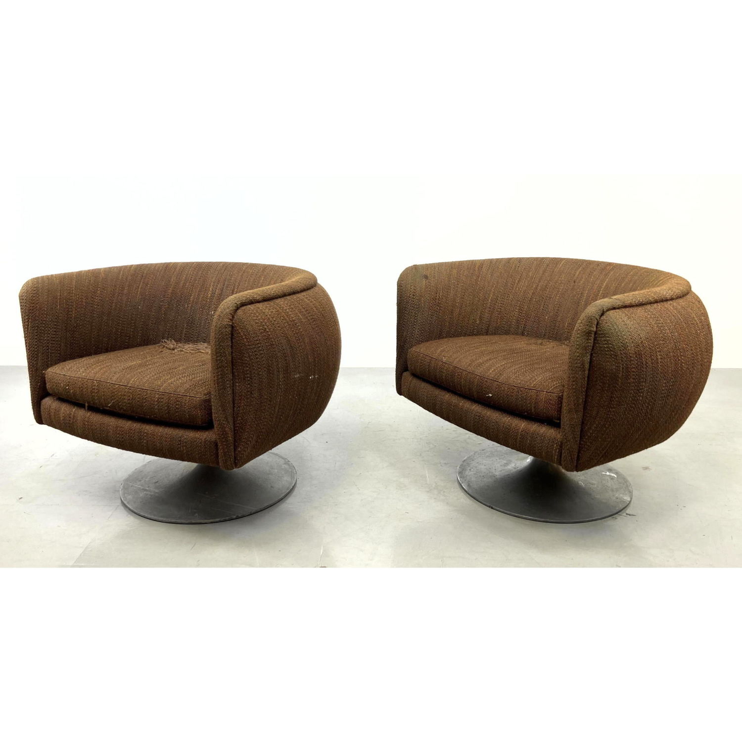 Appraisal: Pr KNOLL STUDIOS D'Urso Swivel Lounge Chair Tulip Pedestal Base