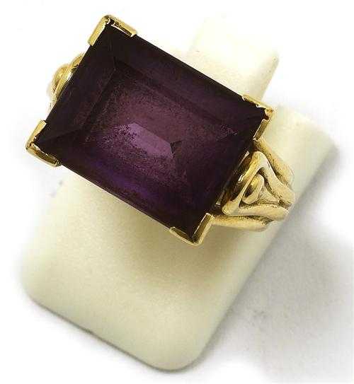 Appraisal: AMETHYST-GOLD-RING um Gelbgold Sportlich-eleganter Ring besetzt mit Amethyst-Rechteck von ca