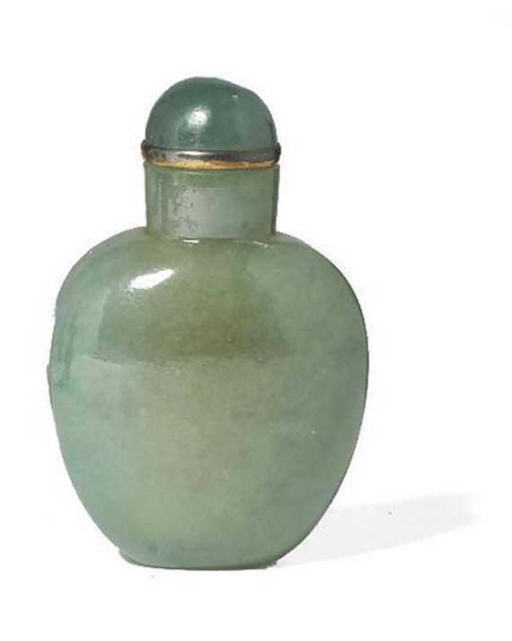 Appraisal: SNUFFBOTTLE China H cm Milchiggr ne Jade Ovoid abgeflacht