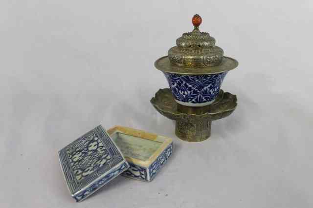 Appraisal: A CHINESE PROVINCIAL BLUE AND WHITE RECTANGULAR BOX the interior