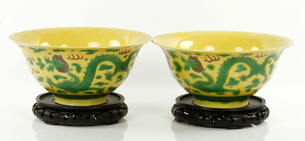 Appraisal: - Pair of Chinese Porcelain Vases Pair of Chinese porcelain