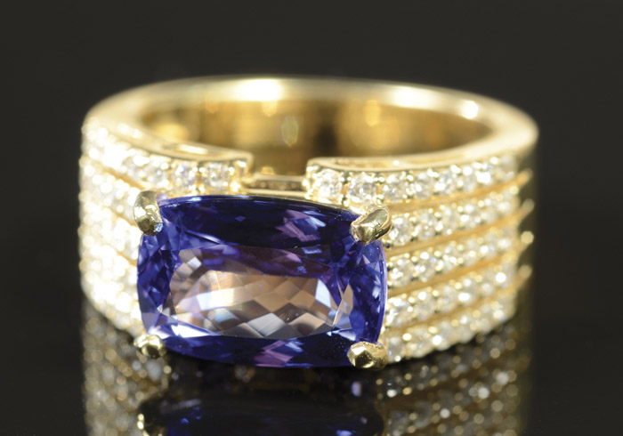 Appraisal: TANZANITE DIAMOND AND FOURTEEN KARAT GOLD RING The heavy yellow