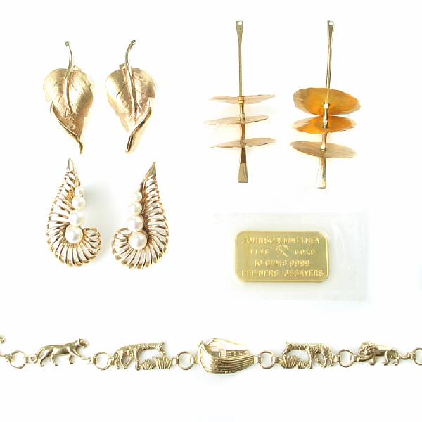 Appraisal: A group of gold jewelry featuring five pairs of earrings