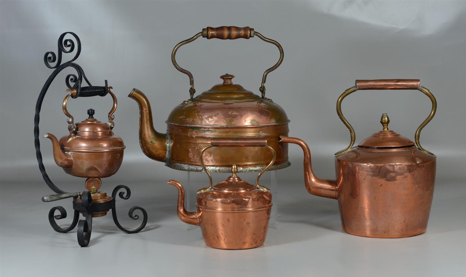 Appraisal: Lot copper kettles with fixed handles h swing handle h