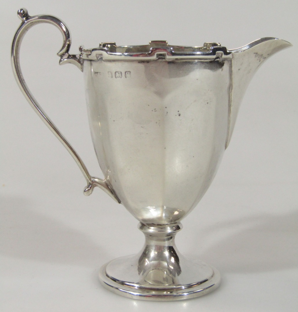 Appraisal: A George V silver cream jug the helmet shaped part