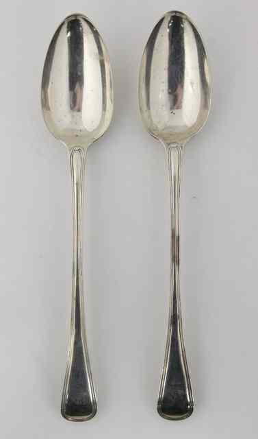 Appraisal: A pair of Victorian thread pattern silver spoons George William