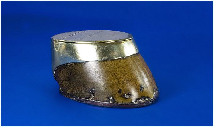 Appraisal: th Century Horse's Hoof Table Top Snuff Box