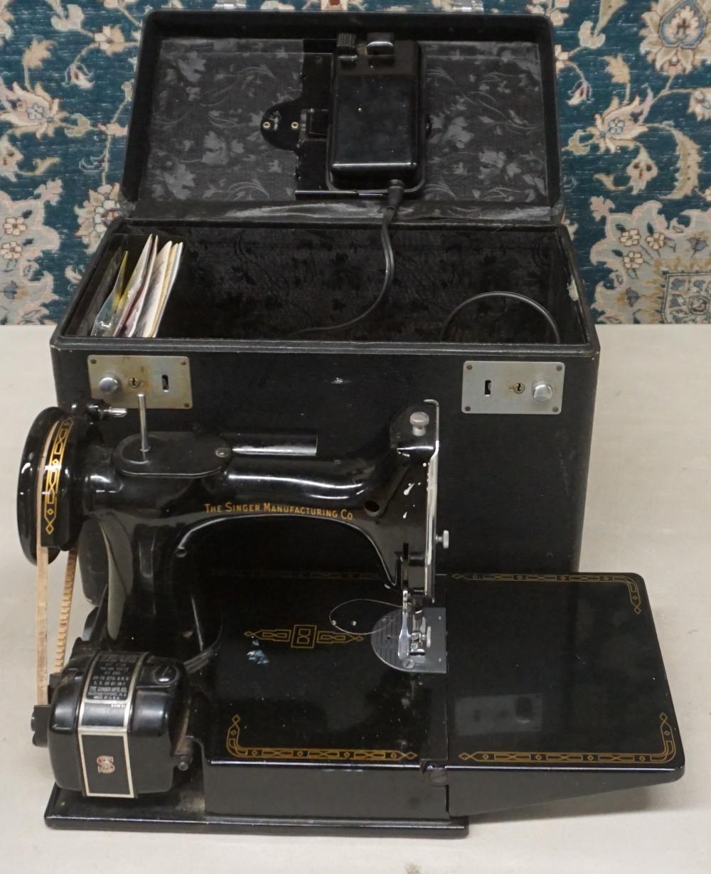 Appraisal: Singer Sewing Machine Model no G - with Carrying Case