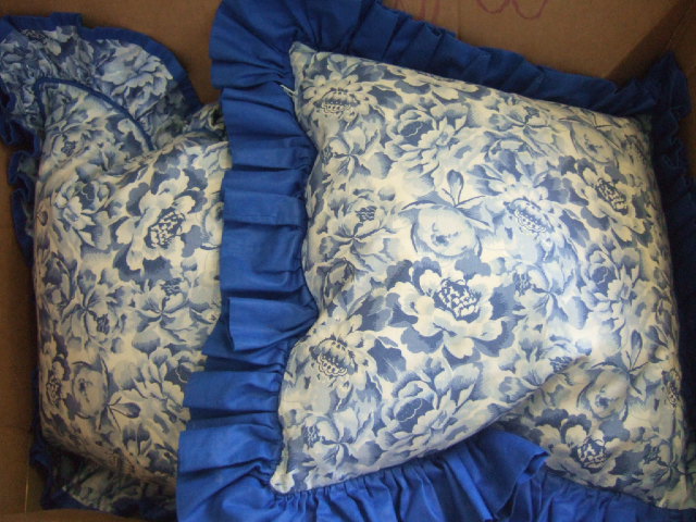 Appraisal: A blue and white floral patterned bedspread lined with lace