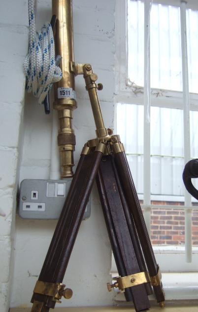 Appraisal: A modern brass telescope on hardwood tripod extending stand