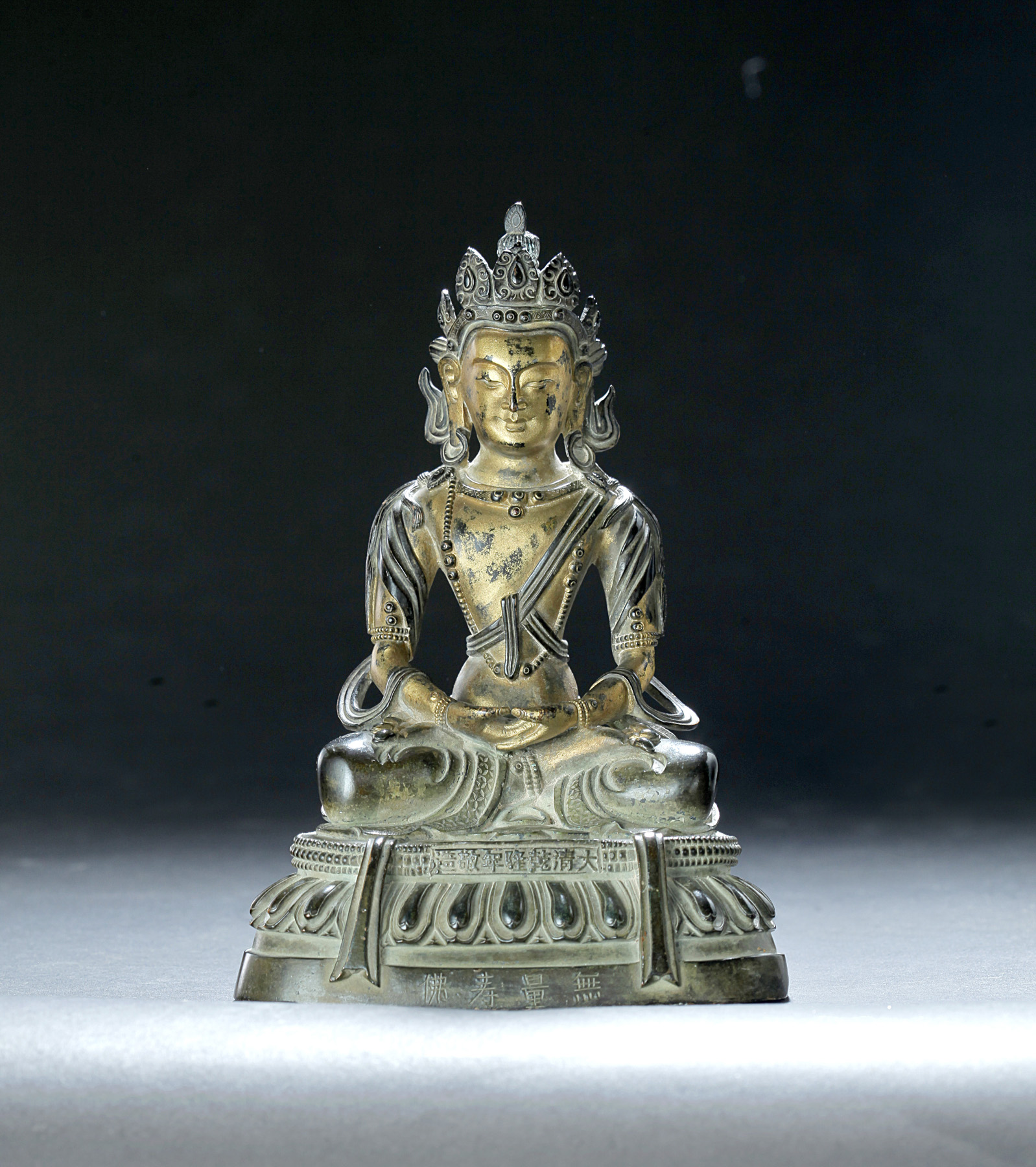 Appraisal: CHINESE GILT BRONZE STATUE OF SAKYAMUNI Qing Dynasty Cast seated