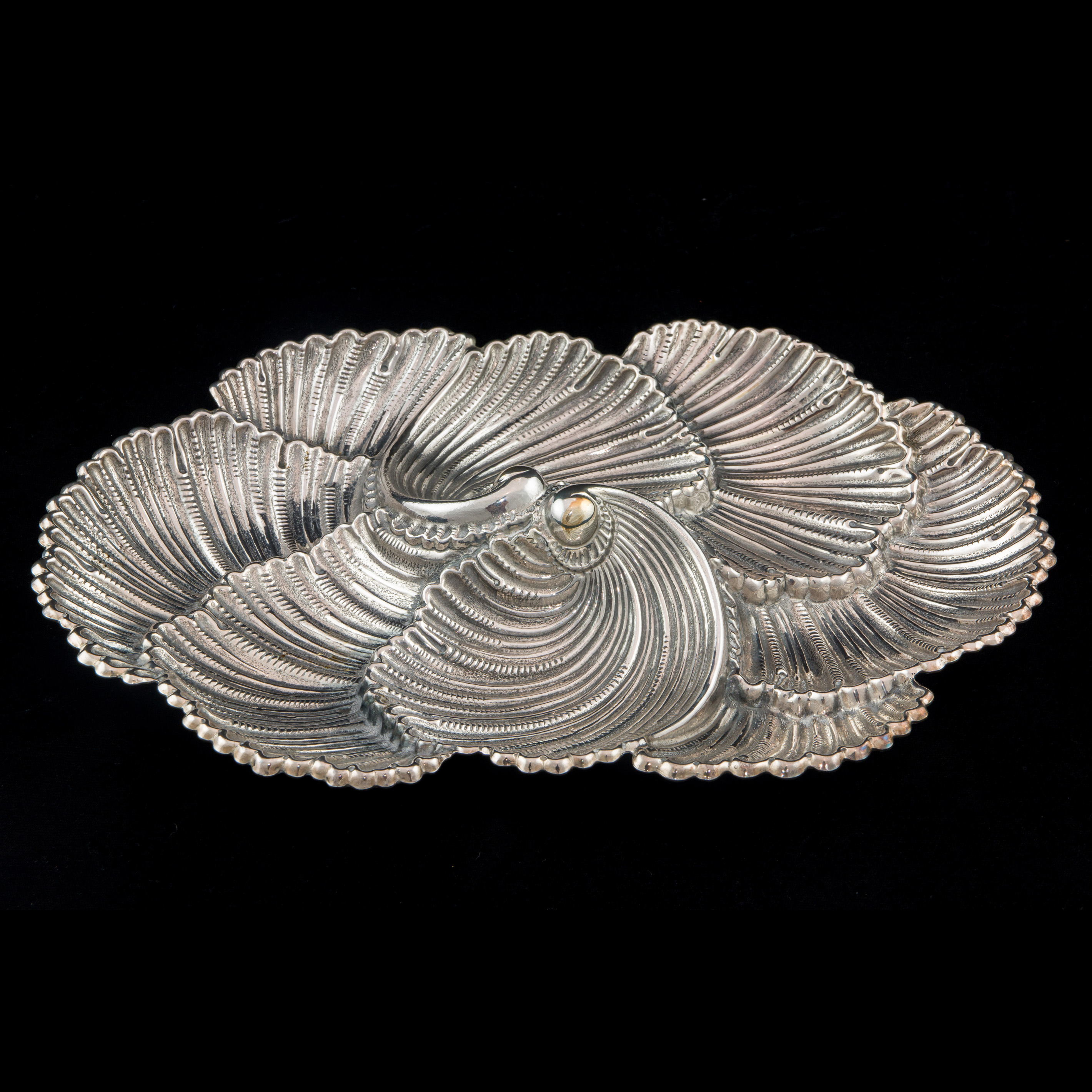 Appraisal: A BUCCELLATI STERLING SHELL FORM SERVING TRAY A Buccellati sterling