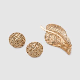 Appraisal: K Yellow Gold Earclips and Brooch K Yellow Gold Earclips