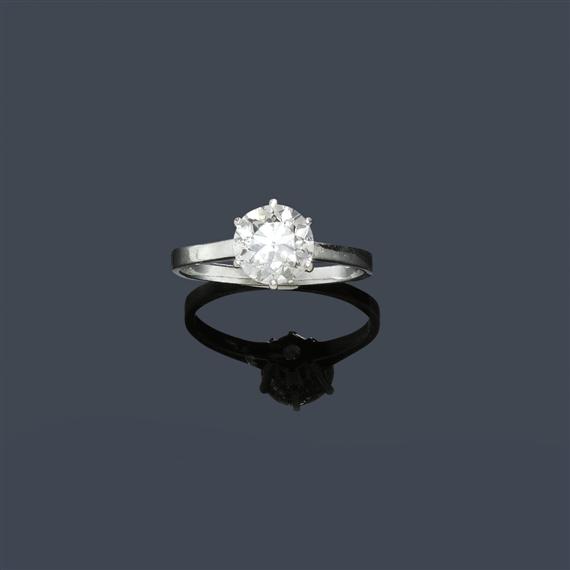 Appraisal: A DIAMOND RING circa White gold ca Solitaire model with