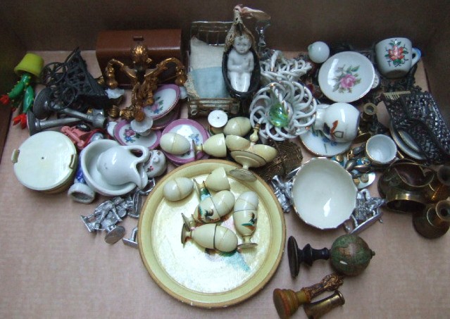 Appraisal: A collection of dolls house and miniature items including a