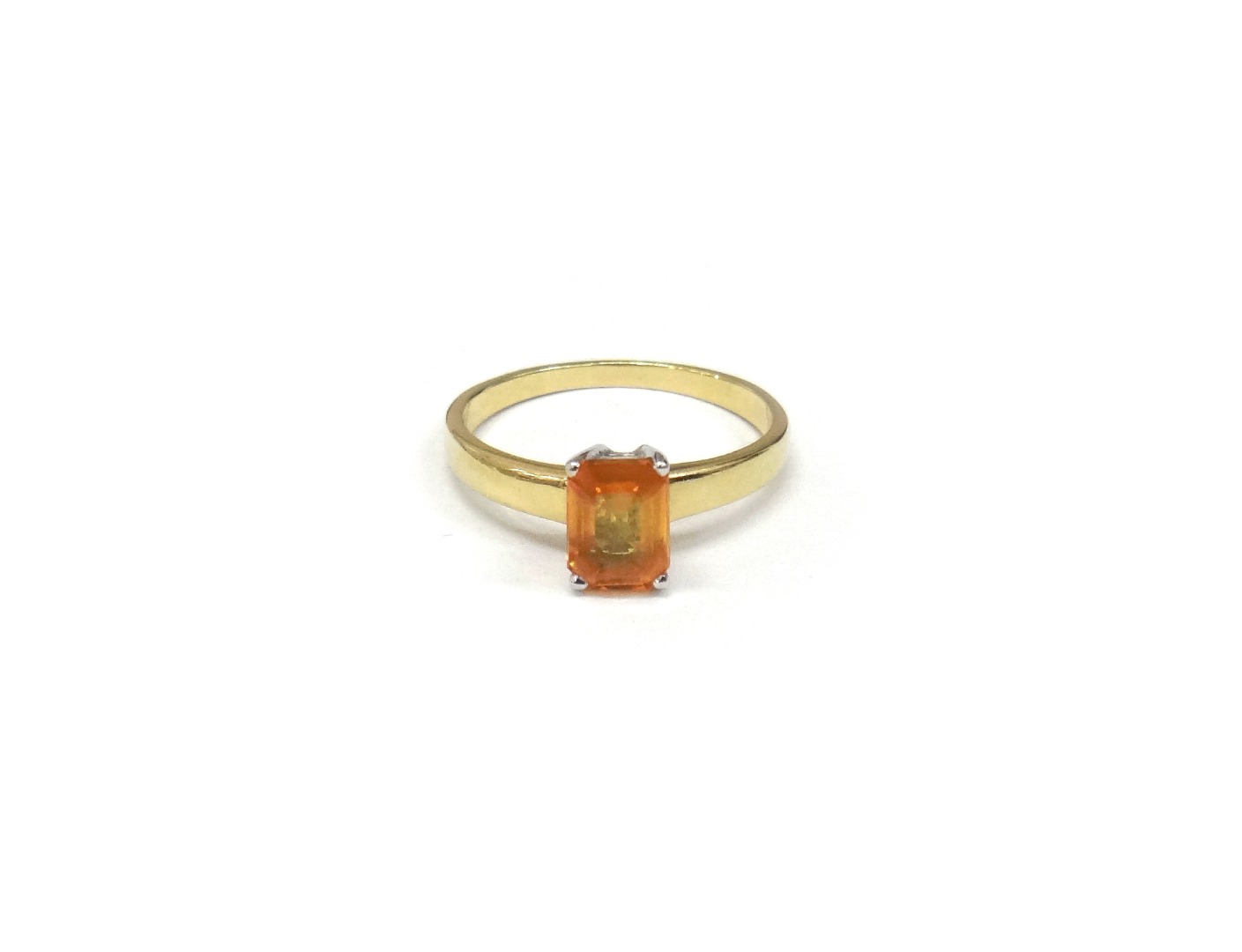 Appraisal: An ct yellow gold and yellow sapphire single stone ring