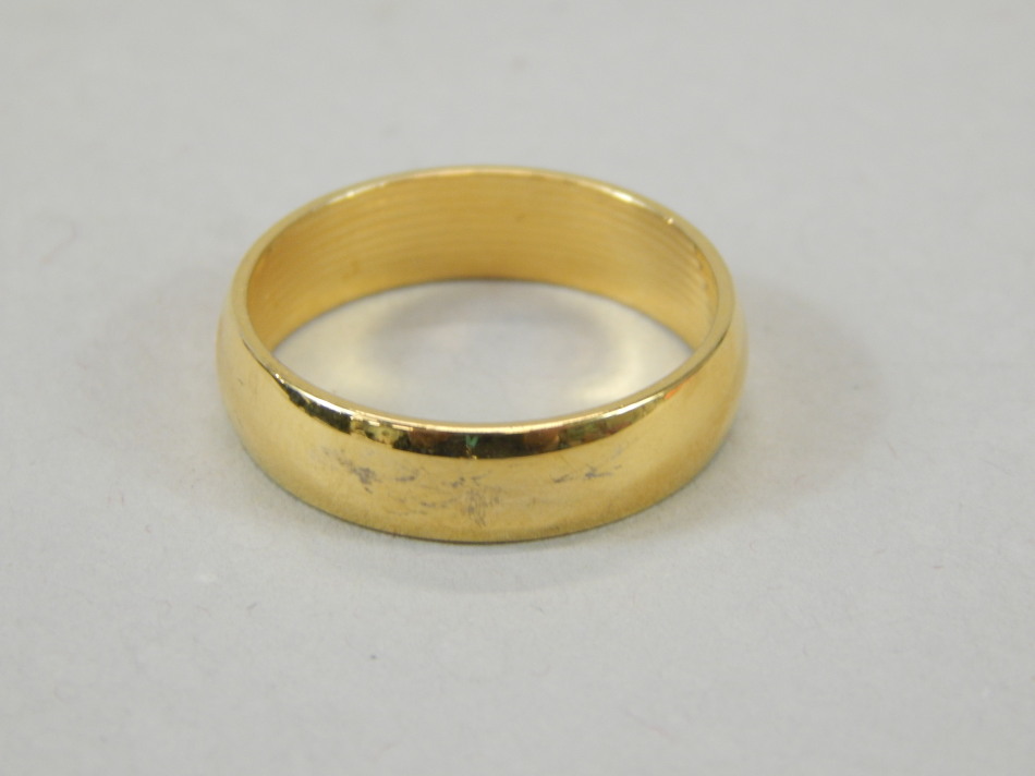 Appraisal: A plain wedding band unmarked yellow metal g