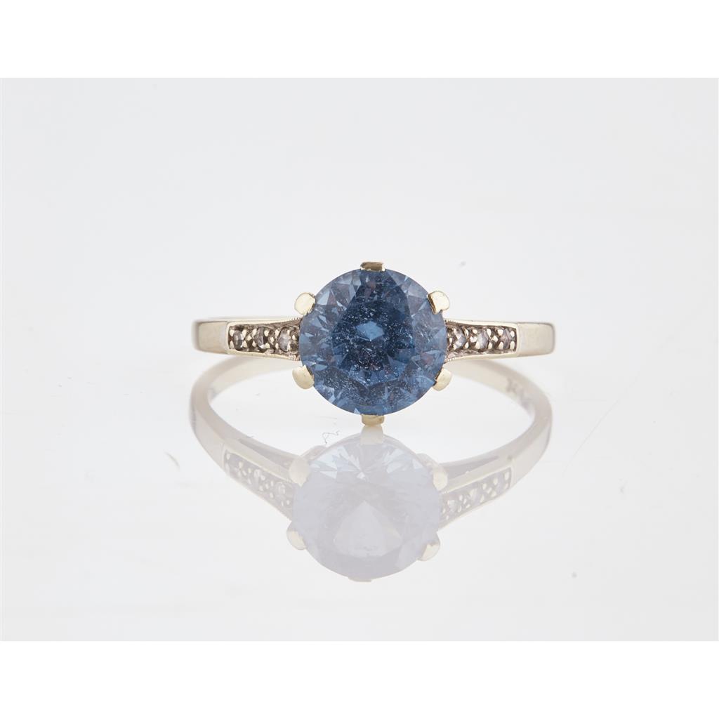 Appraisal: A single stone blue spinel set ring claw set with