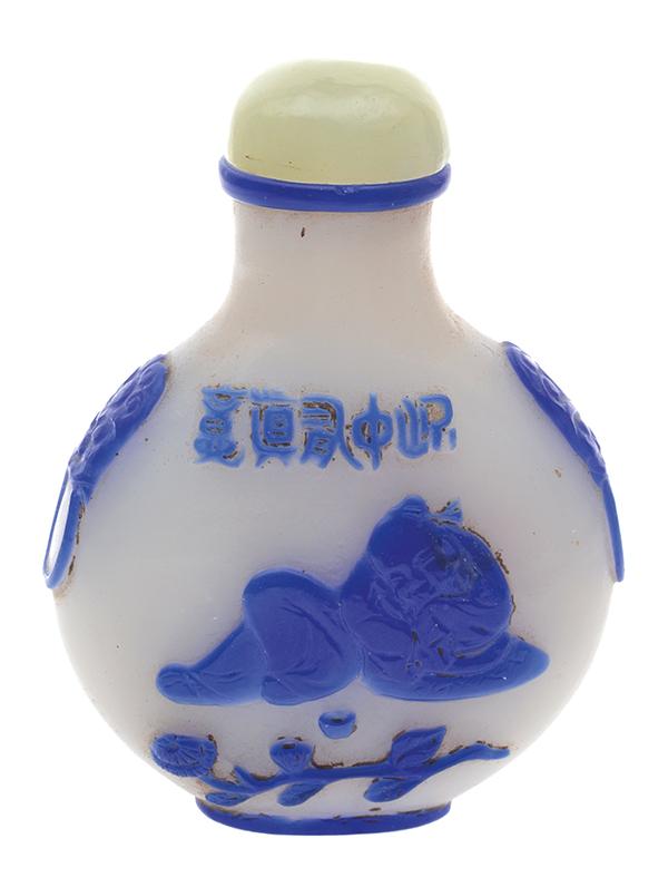 Appraisal: A BLUE GLASS OVERLAY SNUFF BOTTLE WITH JADE STOPPERATTRIBUTED TO